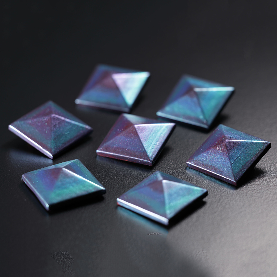 ピラミッド型蒔絵ブローチ